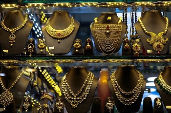 Индия сокращает налоги на импорт золота и серебра