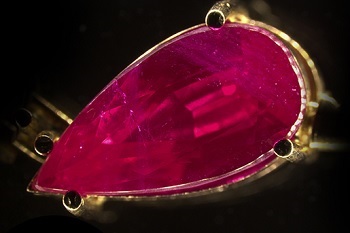 Ожерелье с синтетическими рубинами продали как новое